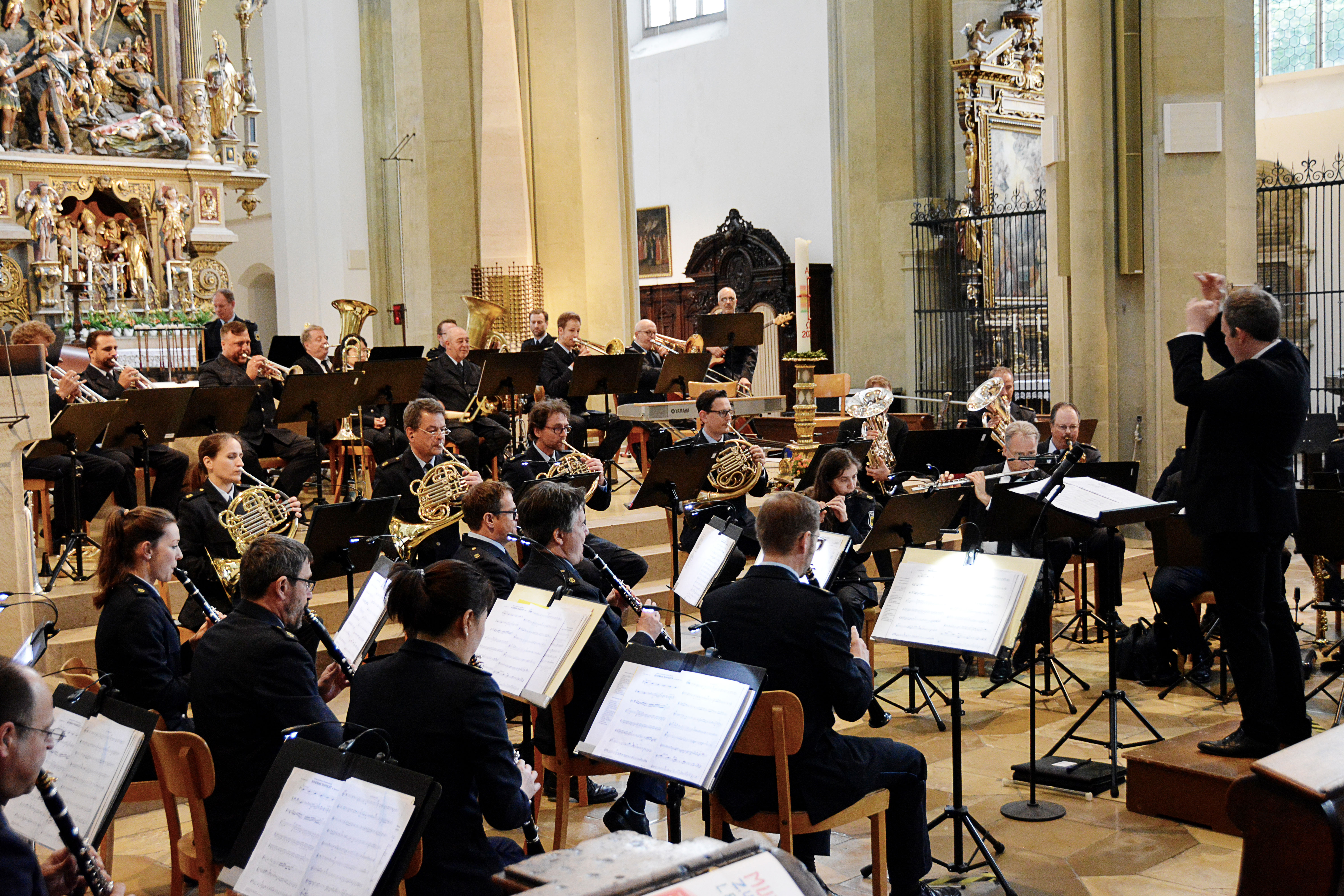 Unter der Leitung des Dirigenten Bernhard Willer führte das sinfonische Blasorchester durch eine musikalische Reise. Foto: KJF Augsburg / Jasmin Mächtlinger
