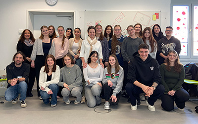 Gruppenbild der Klasse mit FCA-Profi Zesiger.