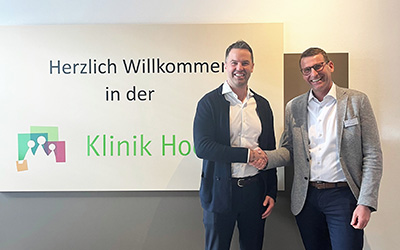 Klinik- und Verwaltungsleiter Andreas Auer (r.)  begrüßte Dr. Fabian Loy (l.)als neuen Chefarzt der Klinik für Kinder- und Jugendpsychiatrie und -psychotherapie an der KJF Klinik Hochried  in Murnau. Foto: KJF Augsburg / Charlotte Clauss