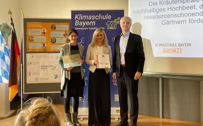 Freuen sich über die Bronze-Auszeichnung der St. Josef Schule als Klimaschule (v. l.): Kathrin Schaefer, Studienrätin im Realschuldienst; Katja Seitz, Sonderschulrektorin und Schulleiterin; Dr. Konrad Schober, Regierungspräsident von Oberbayern. Foto: KJF Augsburg)