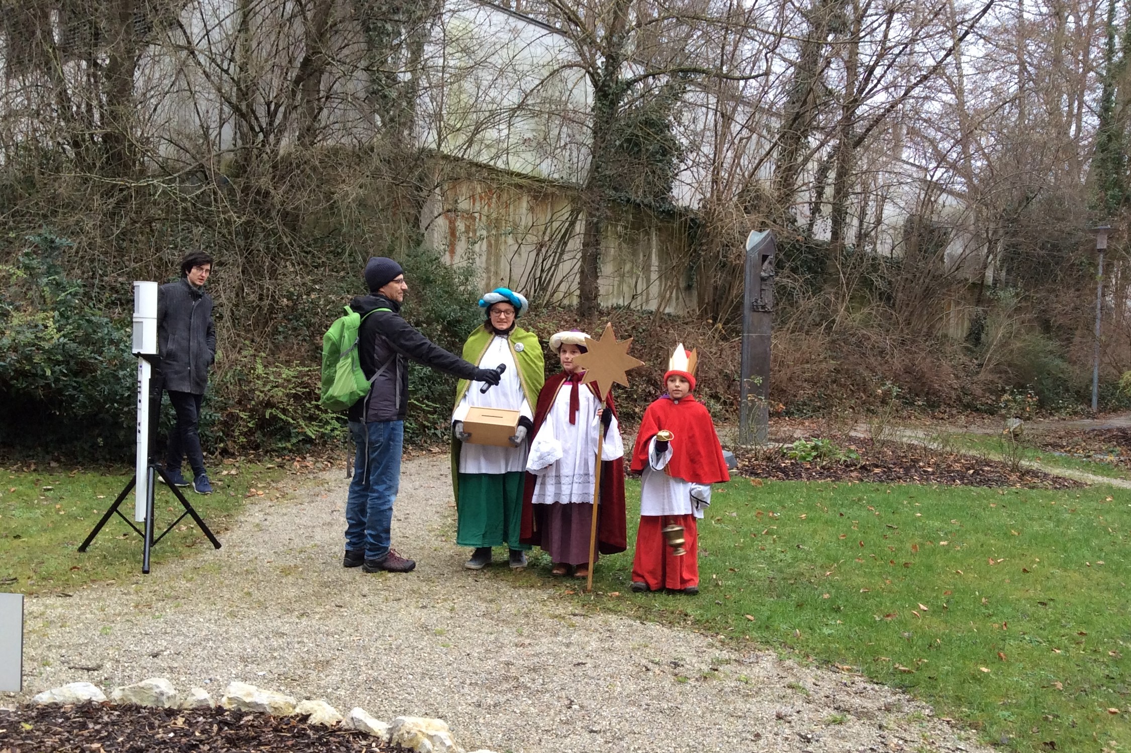 Die Sternsinger trugen ihre Segenswünsche im Klinikgarten vor. Foto: KJF Augsburg/Angelika Heimisch