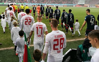 So wie hier werden auch künftig Kinder aus Einrichtungen der KJF Augsburg die Fußballprofis ins Stadion begleiten (Foto: KJF/Privat)