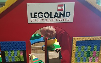 Stein auf Stein: Auch die Spielecken im LEGOLAND müssen regelmäßig aufgeräumt werden. Der 19-jährige Stefan nahm sich bei einem Projekttag dieser Aufgabe an. 