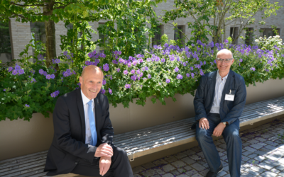 Markus Mayer (links), Vorstandsvorsitzender der KJF Augsburg, im Gespräch mit dem Landtagsabgeordneten Andreas Jäckel (rechts). Foto: KJF Augsburg / Dominik Schubert