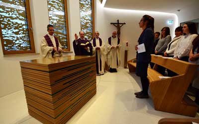 Von links: Domkapitular Armin Zürn, Diözesanadministrator Bertram Meier, Prälat Günter Grimme und Prälat Dr. Eugen Kleindienst bei der Segnung des Altars in der Kapelle der neuen KJF Zentrale. Foto: KJF/Ralf Beunink