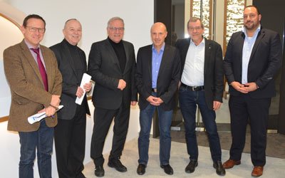 Wolfgang Luther, Stefan Leister, Johannes Hintersberger, Markus Mayer, Franz-Josef Schwarzkopf und Daniel Kiesel (v.l.) in den neuen Räumen der KJF Augsburg (Foto: KJF/Ralf Beunink)