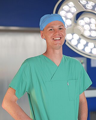 Portraitbild Robert Flück in grüner OP-Kleidung