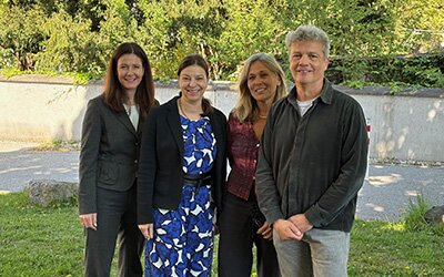 Kurt Dorn und Dr. Kirsten Goth stellten Bettina Schilling-Stich und Natalie Grasegger-Boos (v.l.n r) von der Sparkasse Oberland das Angebot des Projektes Pegasus vor. Foto: Simona Gerstenberg/ KJF Augsburg