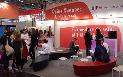 Die KJF Augsburg ist auf der großen Berufsinfo-Messe fitforJOB 2018 vertreten. Foto: KJF/Teresa Biendl