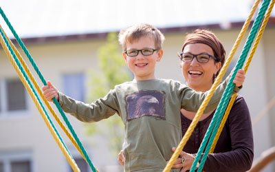 In der KJF Fachklinik Prinzregent Luitpold können Mütter mit Kindern an Kurmaßnahmen teilnehmen und verlorenes Lächeln wiederfinden. Foto: KJF Augsburg/Carolin Jacklin