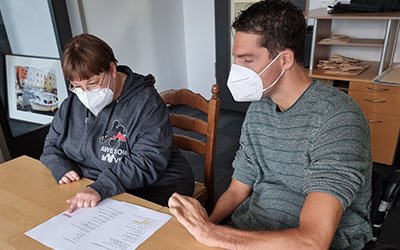 Im Zentrum Leichte Sprache Schwaben in Donauwörth arbeitet Übersetzer Fabian Müller (rechts) mit zertifizierten Prüferinnen und Prüfern zusammen, um die Verständlichkeit der Texte zu prüfen. Foto: KJF Augsburg / Matthias Knie