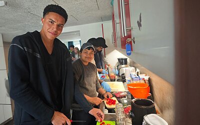 Zusammen mit den Jugendlichen bereitete Noahkai Banks bei seinem Besuch im Stationären Wohnen in Kempten einen gesunden Fitness-Drink zu