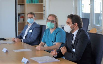 In einem interessanten Pressegespräch in der KJF Klinik Josefinum erläuterten Sebastian Stief (Geschäftsführer, links), PD Dr. Thomas Völkl (Ärztlicher Direktor) und Marco Monaco (Leitender Psychologe des SPZ, rechts) die Arbeitsweisen und Strukturen des Sozialpädiatrischen Zentrums (SPZ) der Klinik. Foto: KJF Augsburg / Jasmin Mächtlinger