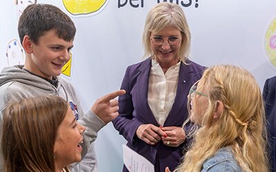 Staatsministerin Ulrike Scharf (CSU) besuchte den Messestand des V-KJF 