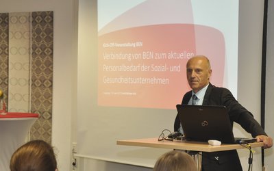KJF-Vorstandsvorsitzender Markus Mayer eröffnete die Auftaktveranstaltung des neuen Projekts BEN der KJF Augsburg.