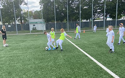 Viel Action beim Fußballtraining im Nachwuchsleistungszentrum des FC Augsburg