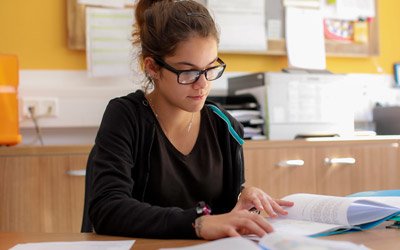 Viel allein sind Jugendliche im Moment. Die KJF Erziehungsberaterin gibt Eltern von Teenagern Tipps. Foto: KJF/Carolin Jacklin 