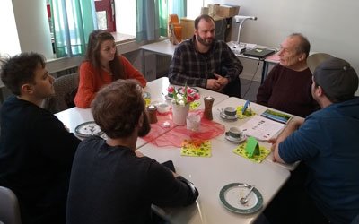 Gespannt lauschten die Schüler den Geschichten, die die Älteren erlebt haben (Foto: KJF/Jürgen Langer)