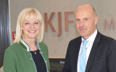 Die angehende bayerischer Sozialministerin Carolina Trautner mit dem Vorstandsvorsitzenden der KJF Augsburg, Markus Mayer (Foto: KJF/Beunink)