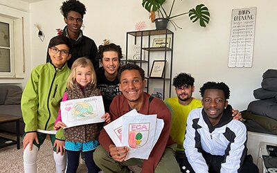 FCA-Profi Felix Uduokhai beim Besuch der stationäre Wohngruppen in Memmingen