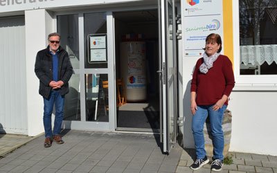 Michael Hahn, erster Vorsitzender des Fördervereins Casa Cambio, und Brigitte Dunkenberger, Leiterin des Mehrgenerationenhauses Kissing, nutzen die Corona-Zeit für die Planung neuer Angebote. Foto: KJF Augsburg/Ralf Beunink