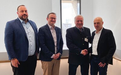 MdL Johannes Hintersberger (3. v. l.) zu Gast in der Zentrale der KJF Augsburg