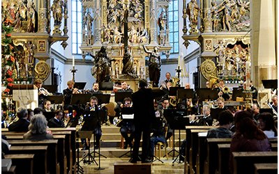 Das Bundespolizeiorchester mit 46 Musikerinnen und Musikern spielte am Donnerstagabend in der Basilika St. Ulrich und Afra zugunsten der KJF Augsburg. Foto: KJF Augsburg / Jasmin Mächtlinger