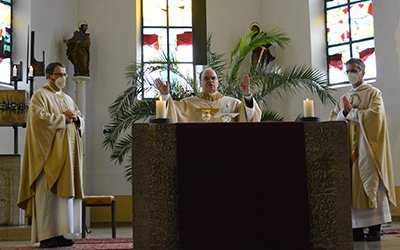 Beim Gottesdienst in St. Peter und Paul (v.l.): Pfarrer Bernd Weidner, Bischof Dr. Bertram Meier und Domkapitular Armin Zürn. Foto: KJF Augsburg/Jasmin Mächtlinger