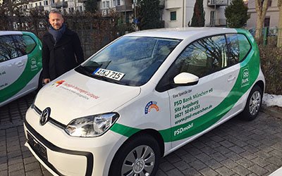 Verwaltungsleiter Thomas Schmoltner bedankte sich für das neue Auto bei der PSD Bank München. 